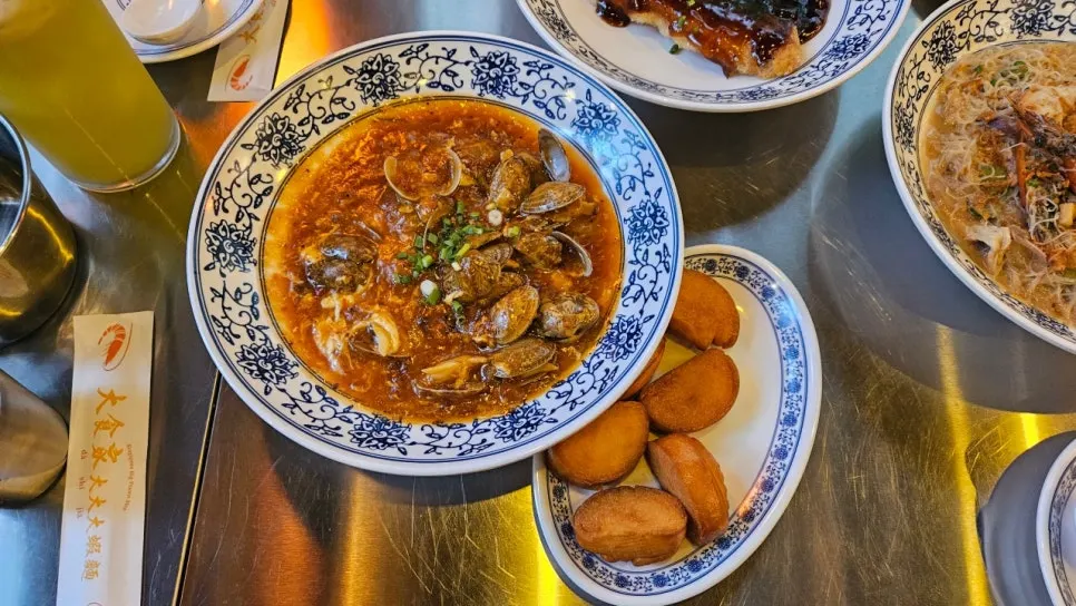 Clams tossed in chili sauce, the chili clams dish