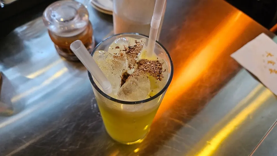 Freshly squeezed apple juice at Ttasijia Yeonnam