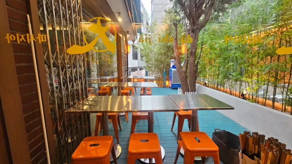 Outdoor seating at Ttasijia Yeonnam
