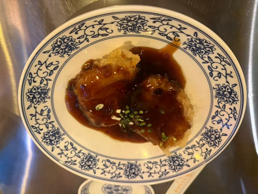 테이블 옆 소스류와 식기 정리대