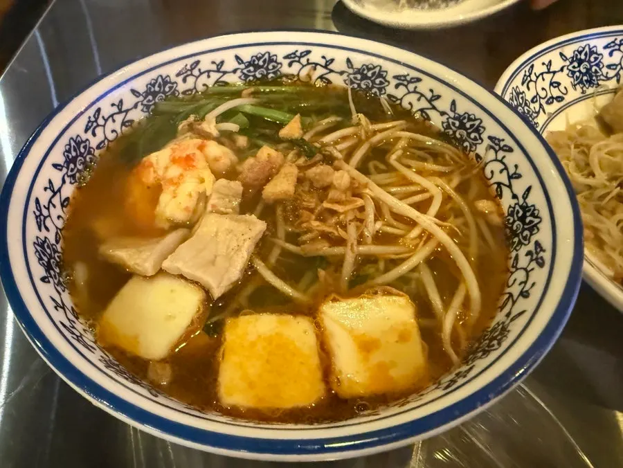 맥주와 꿔바로우가 놓인 테이블