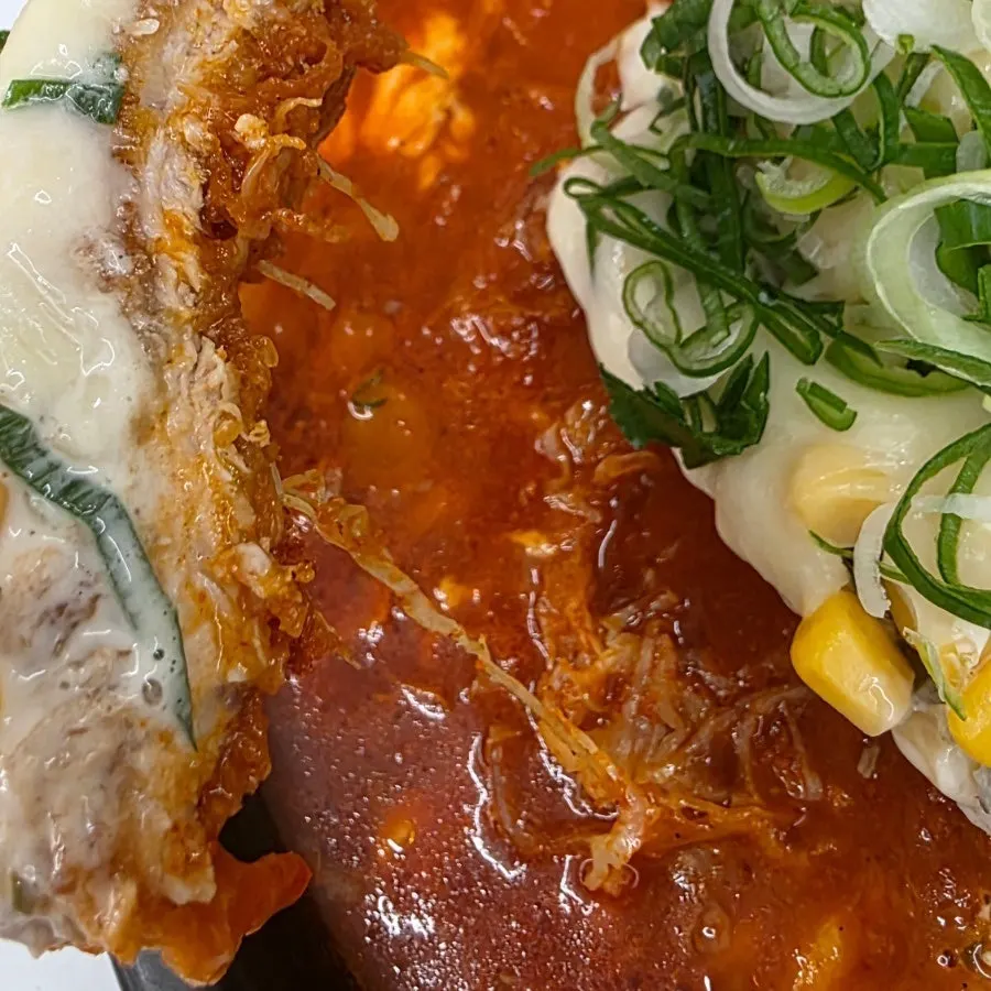 土鍋スープの中のサクサクなトンカツの断面
