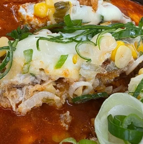 スープと一緒に食べるトンカツのクローズアップ