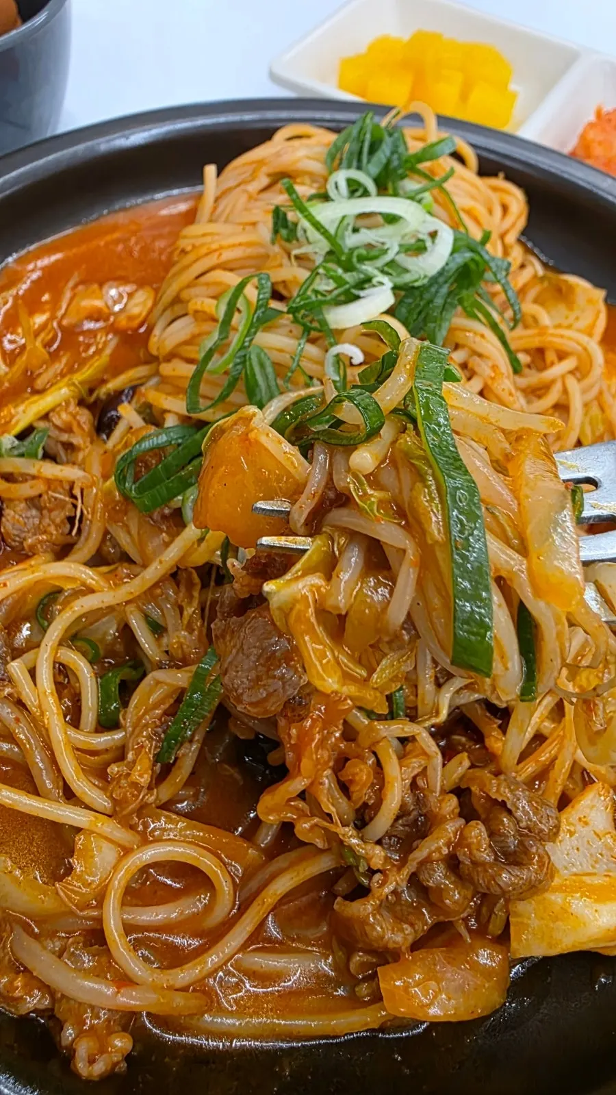 牛サムギョプサルが入ったマラ炒めパスタ