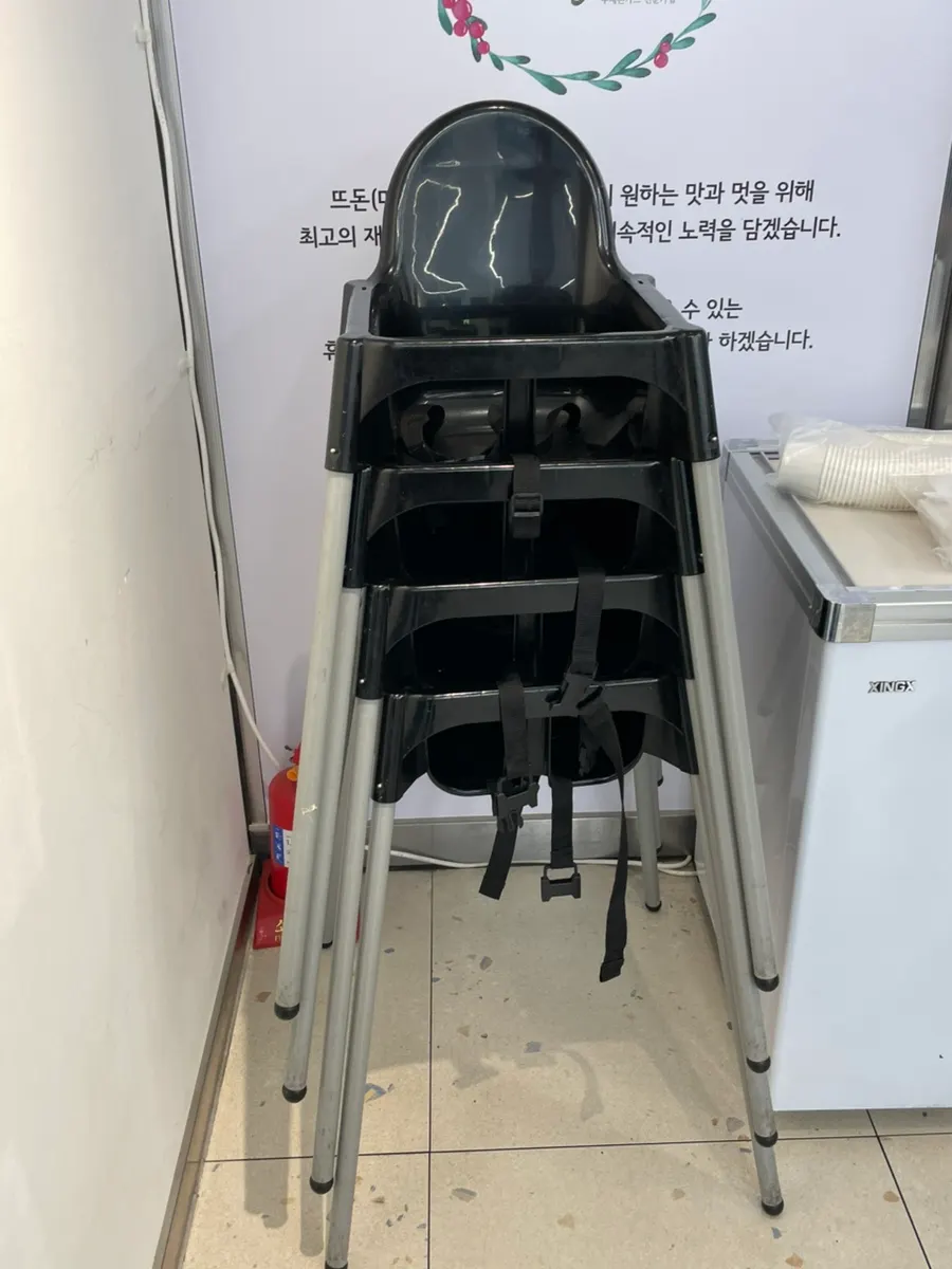 매장에 준비된 아기의자