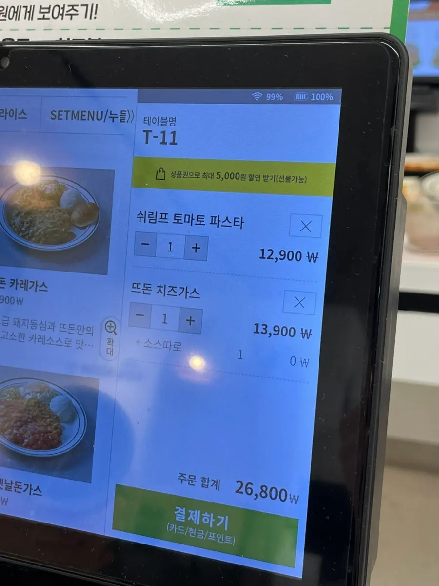 태블릿 속 뜨돈 돈가스 메뉴 목록