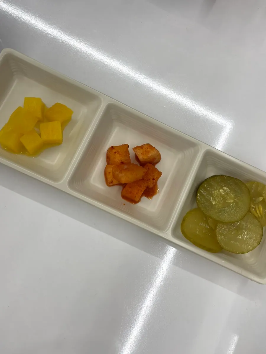접시에 담아온 셀프바 떡볶이와 모닝빵