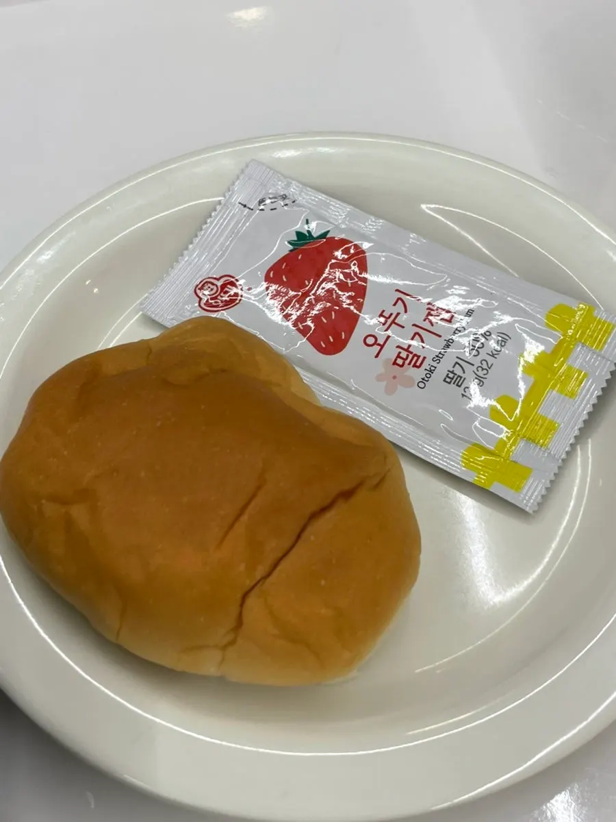 음식 기다리며 먹은 셀프바 음식이 놓인 테이블