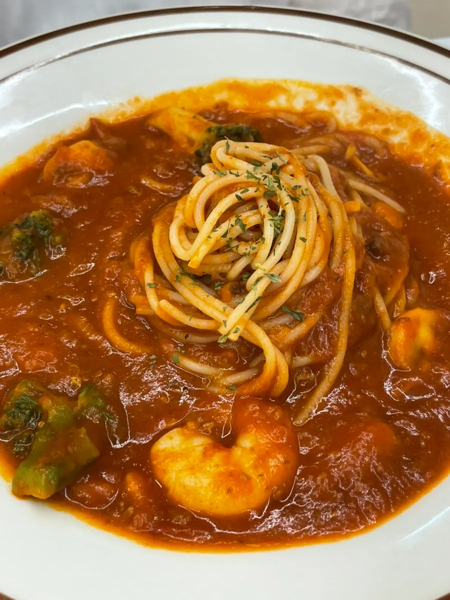 토마토소스를 묻힌 파스타 면