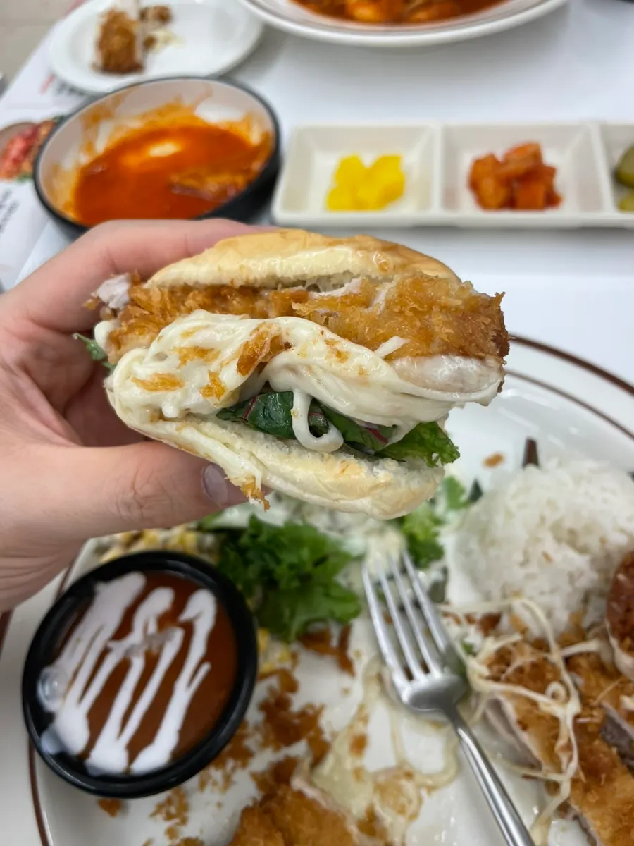 모닝빵에 치즈가스와 샐러드를 넣은 즉석 돈가스 버거