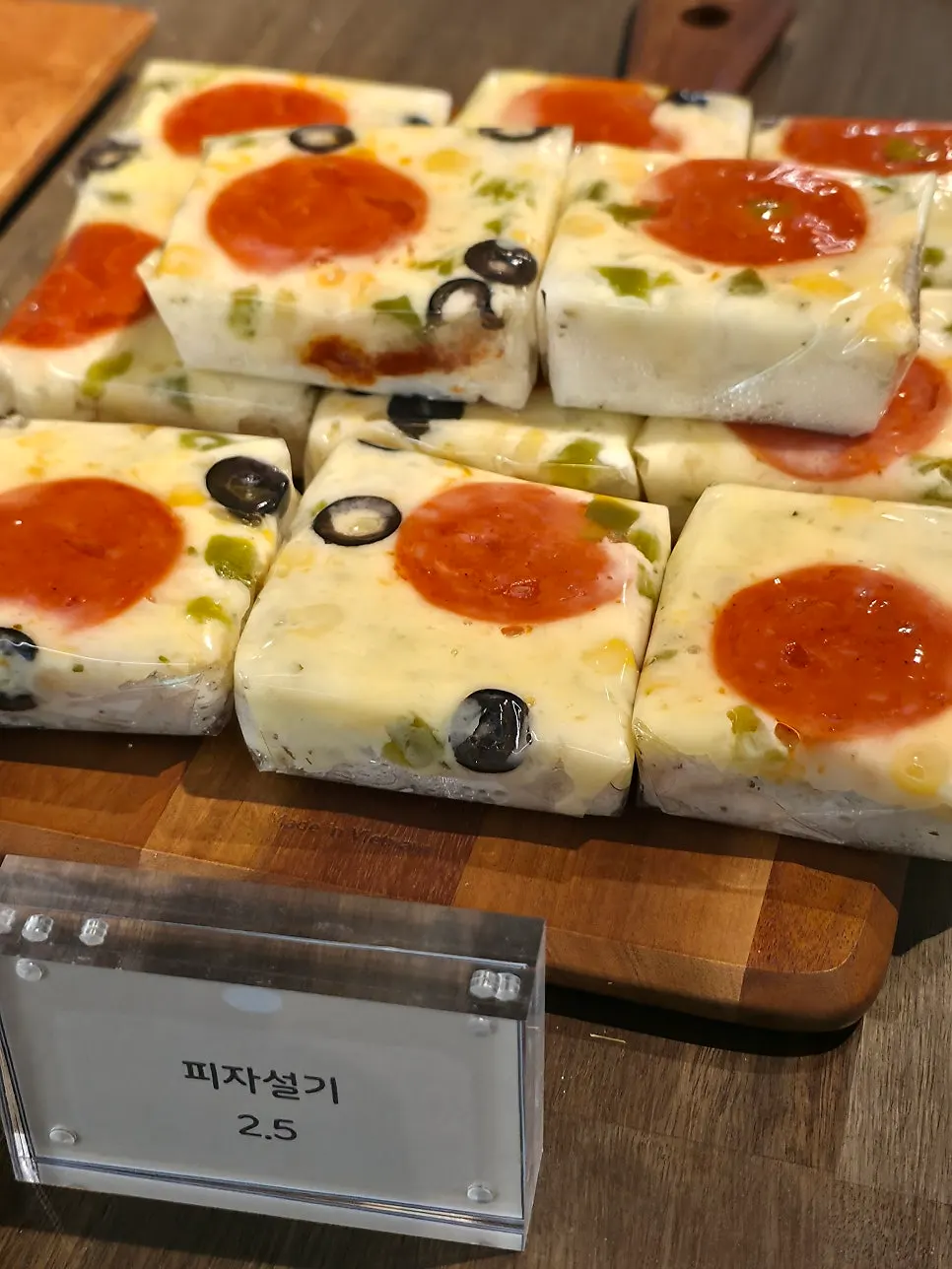 Individually packaged return-gift rice cakes
