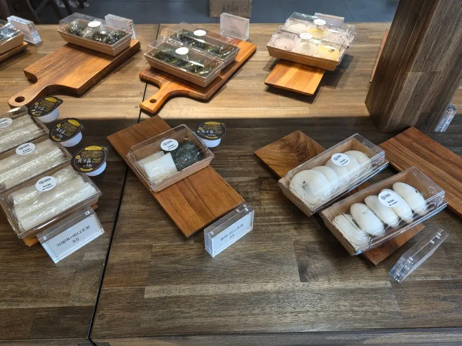 Traditional rice cakes like baekseolgi and pat siruteok on display