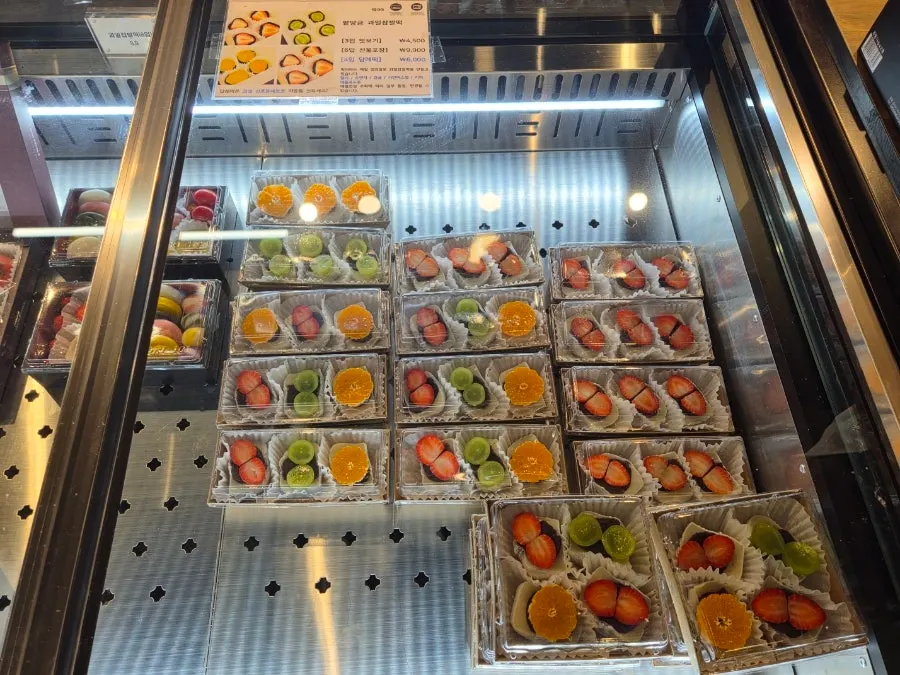 Colorful contents of the Tteokmama dessert box