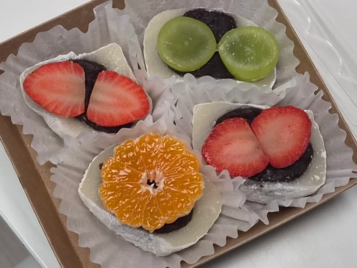 4-piece red bean fruit chapssaltteok topped with strawberry and shine muscat