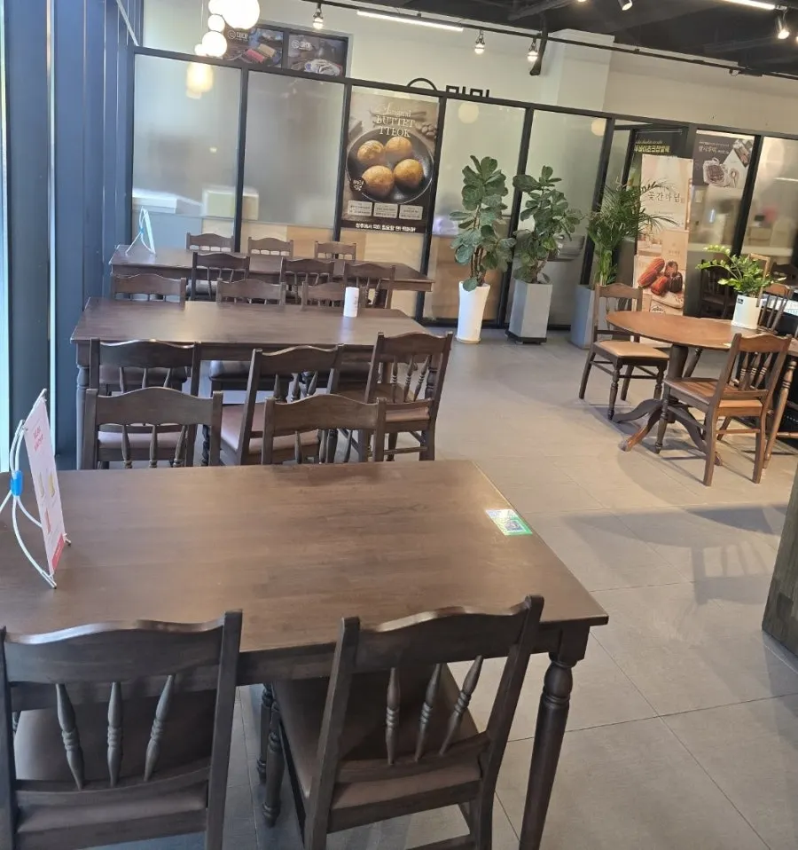 Spacious interior of Tteokmama Cheongju Gaesin Branch