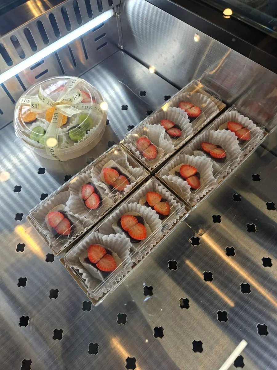 Rice cake cakes and holiday gift sets on display