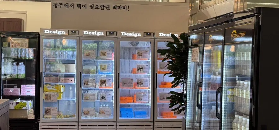 Store corner with rice cakes and drinks together