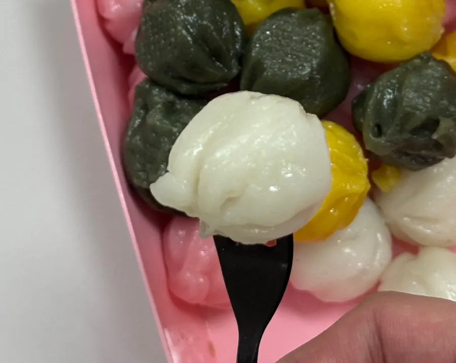 Bite-sized hanip bbangul-tteok