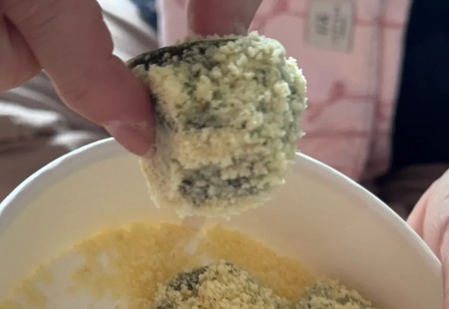 Gureum ssuk injeolmi made with mugwort