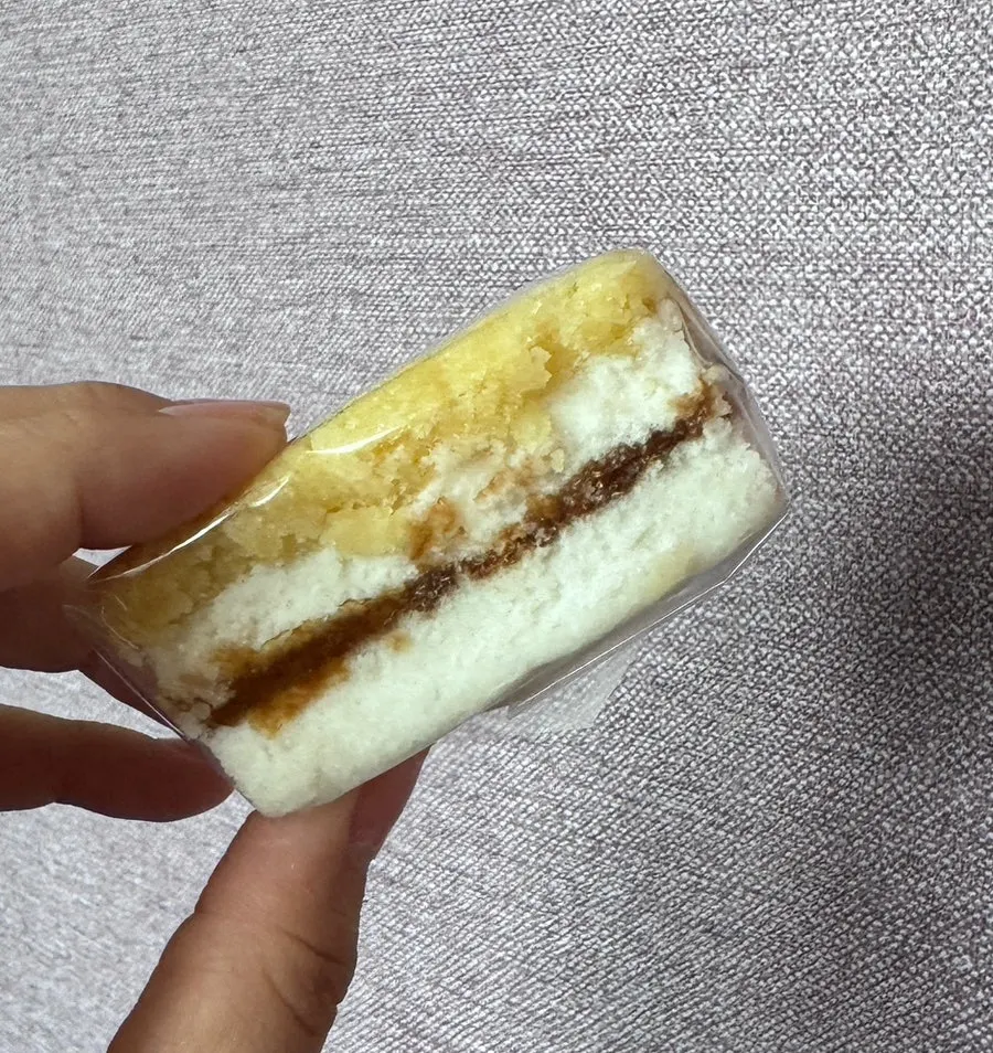 Gureum ssuk injeolmi on a plate