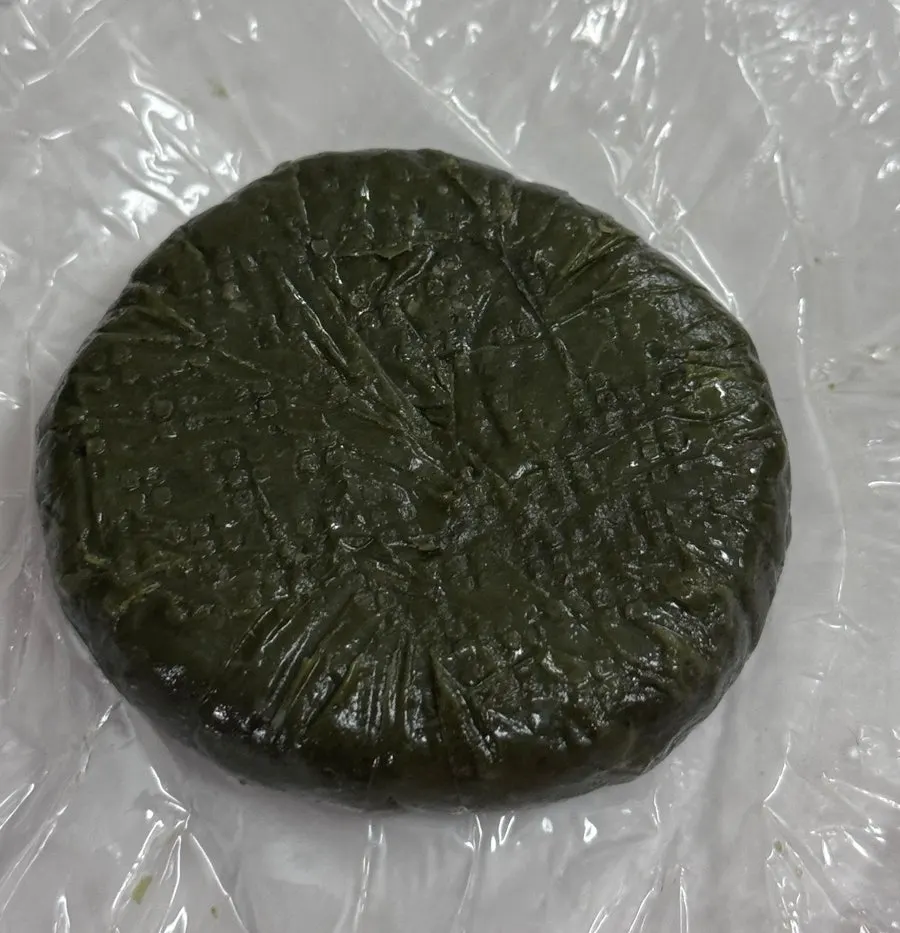 Ssuk gaetteok with mugwort aroma