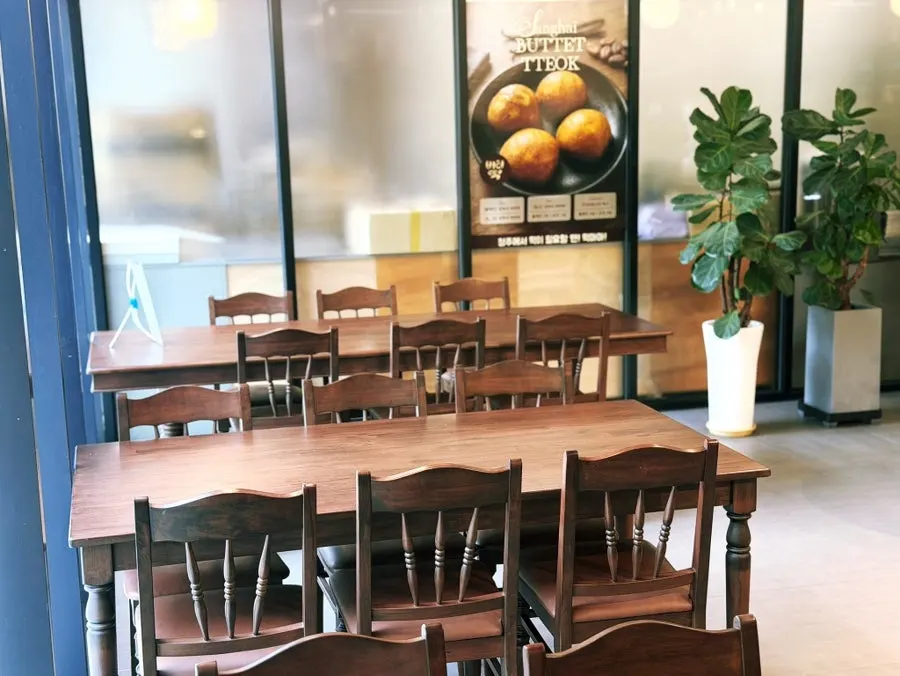 Display case inside Tteokmama Cheongju Gaesin Branch