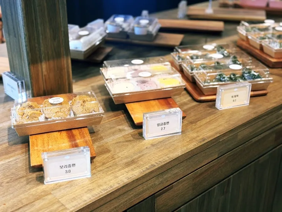 Rice cakes displayed at Tteokmama Cheongju Gaesin Branch