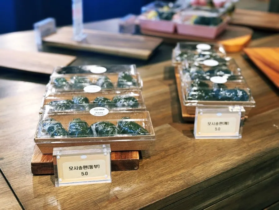 Neatly arranged rice cake varieties