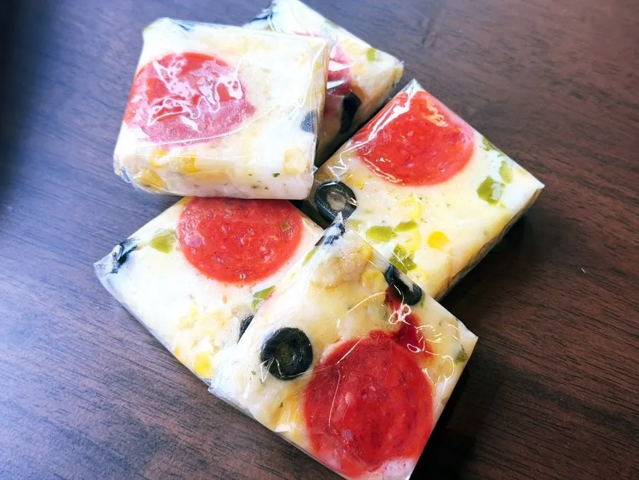 Pizza seolgi topped with pepperoni and olives