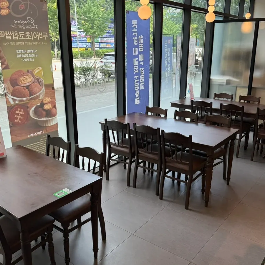 Seating inside Tteokmama Cheongju Gaesin Branch