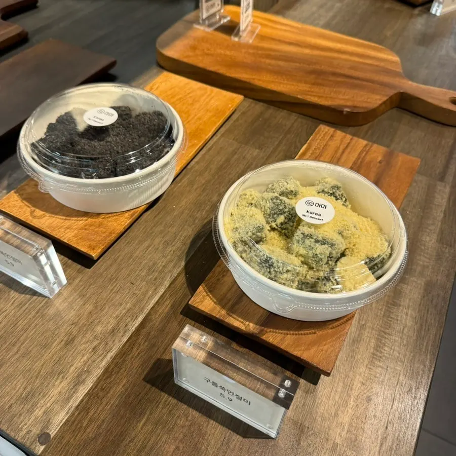 Pumpkin injeolmi and black sesame injeolmi on display
