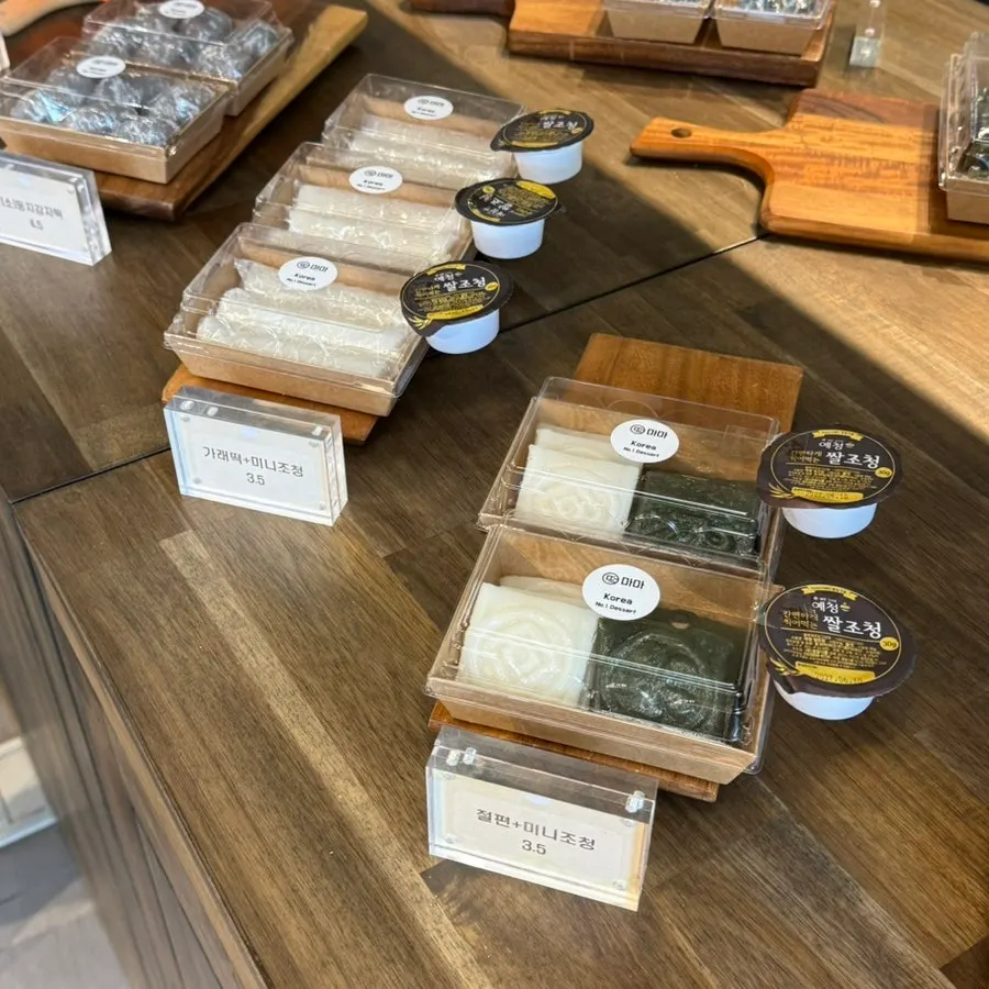 Display shelf of small-portion rice cakes
