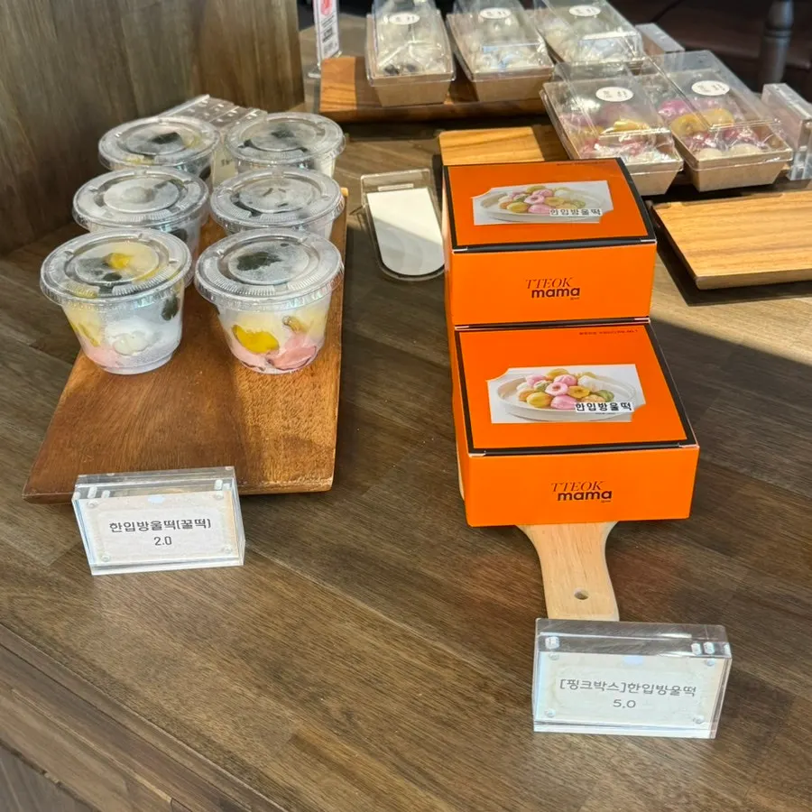 Individually packaged rice cakes of various kinds