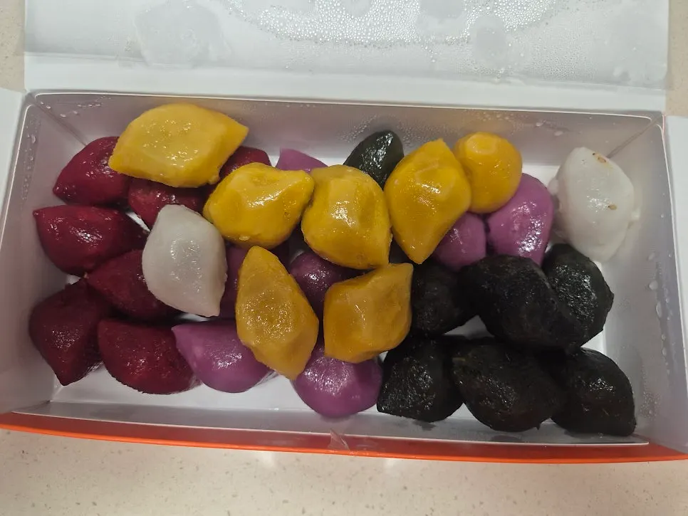 접시에 담은 오색깨송편