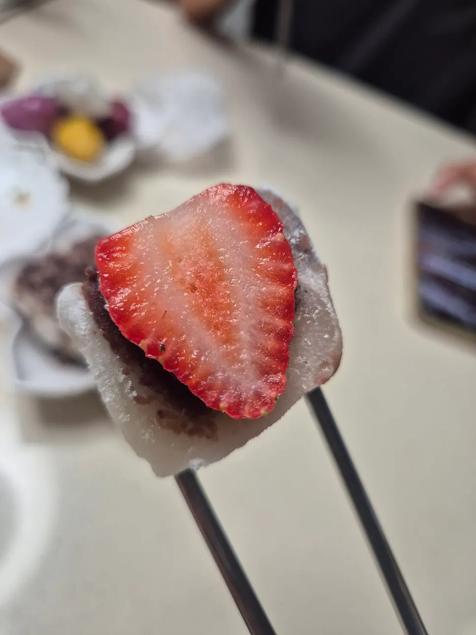 떡과 음료를 함께 놓은 테이블
