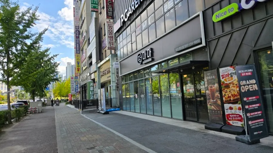 Exterior view of Tteokmama Cheongju Gaesin Branch with its black-toned facade