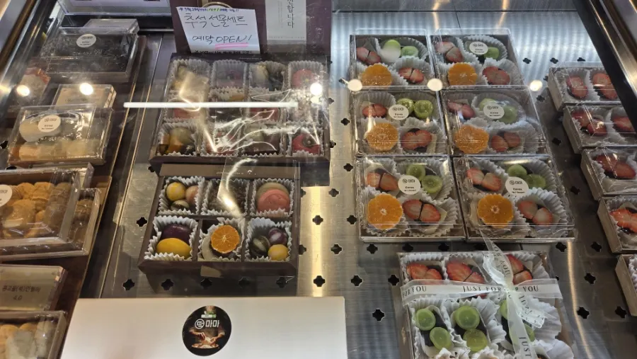 Wall poster explaining the 100-day and dol rice cake set options