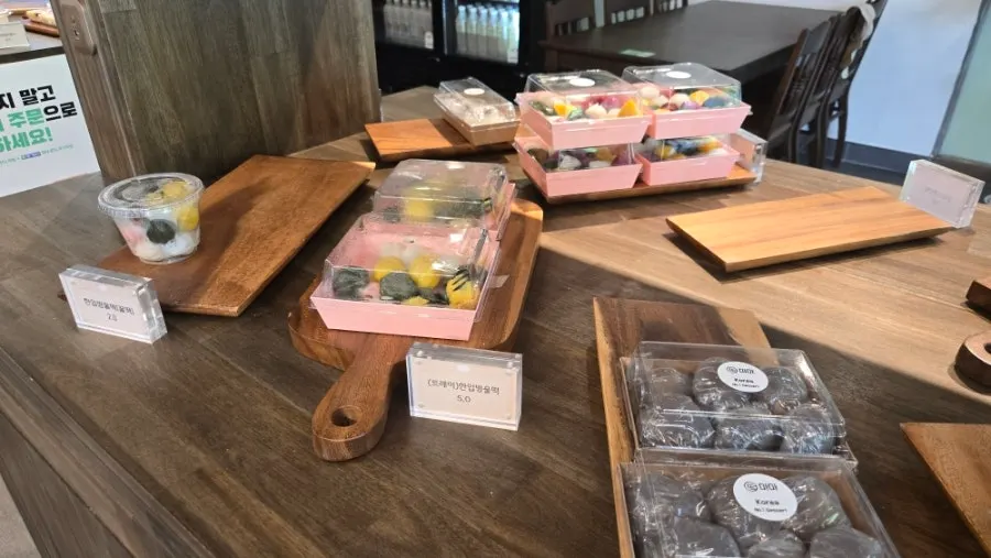 Heart-stamped baekseolgi and honey baekseolgi on display