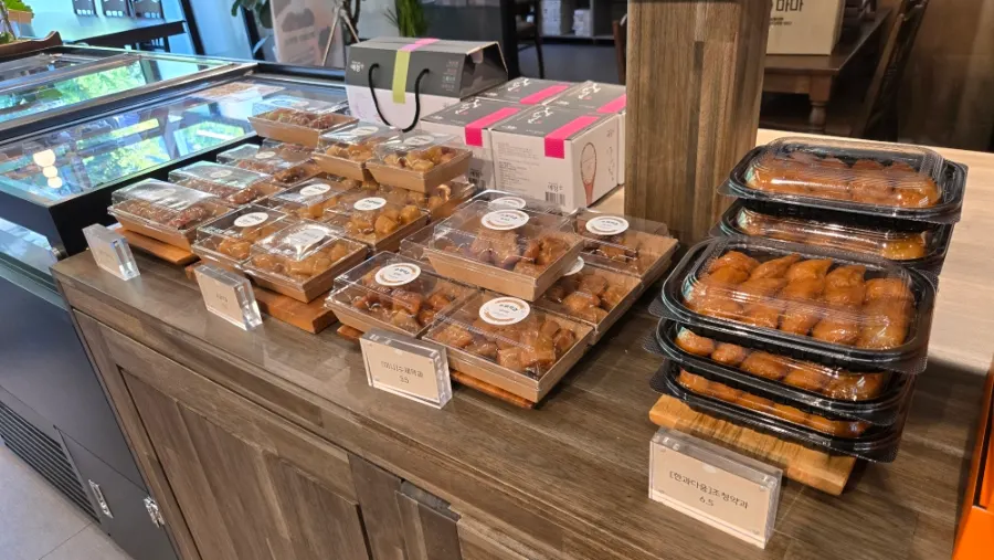 Display of traditional rice cakes including garaetteok and jeolpyeon sets