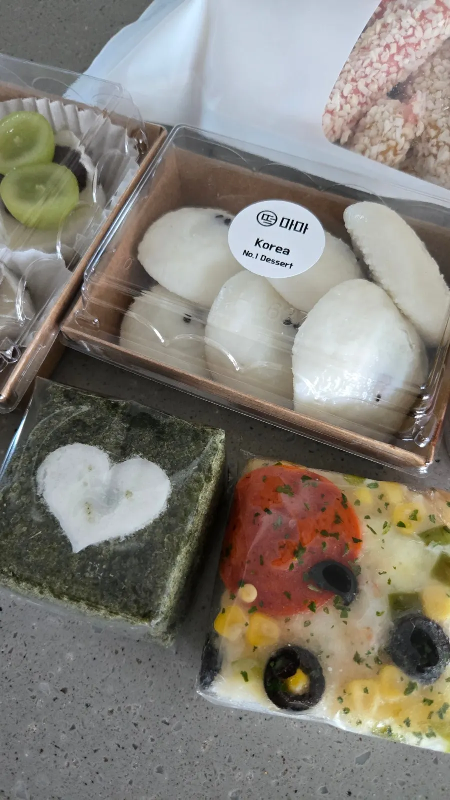 Guseul-tteok packed up for takeout