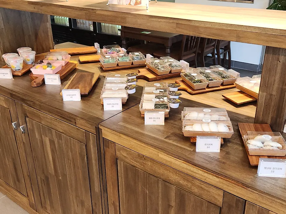 Wood-toned display shelves inside the café-style rice cake shop