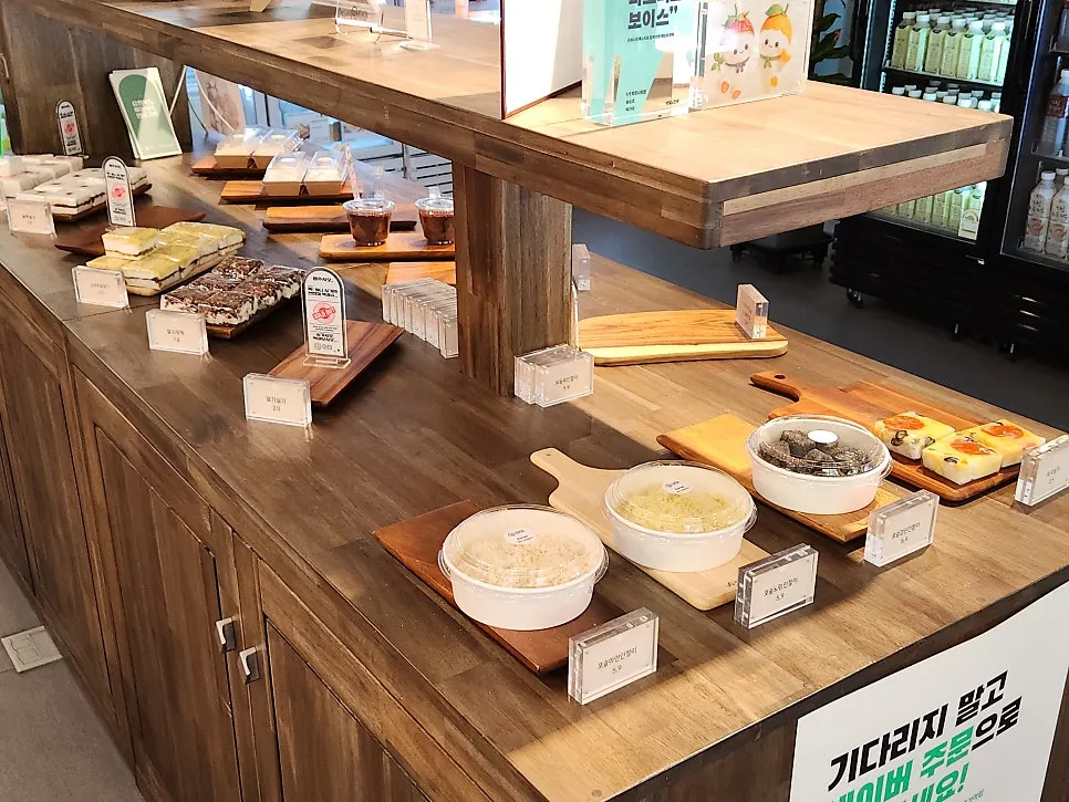 Spacious display shelves and lighting at Tteokmama Gaesin Branch