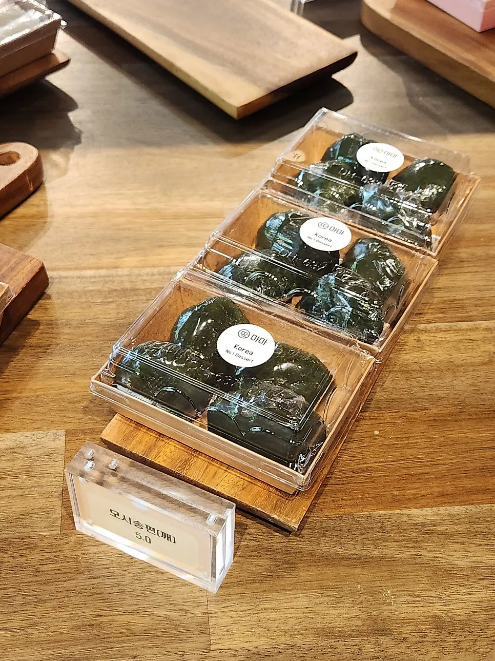 A tray pack of five-color sesame songpyeon