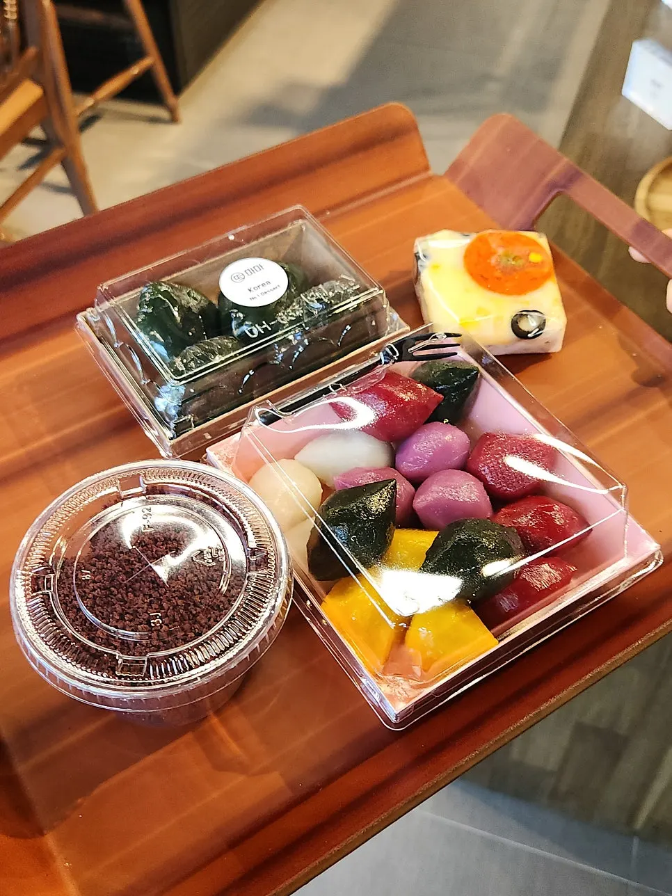 Drink display shelf at Tteokmama Gaesin Branch