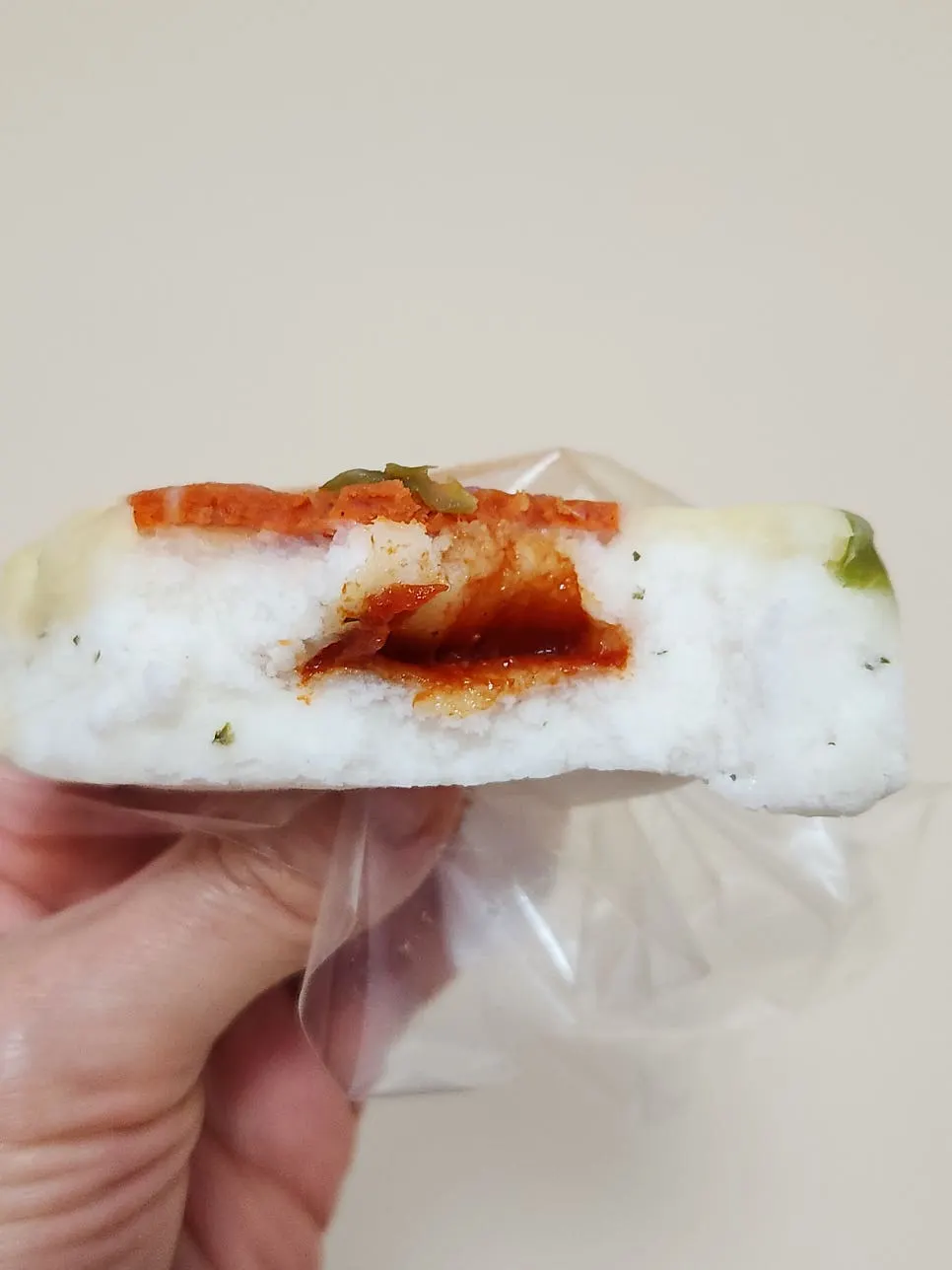 Cross-section of pizza seolgi showing tomato sauce