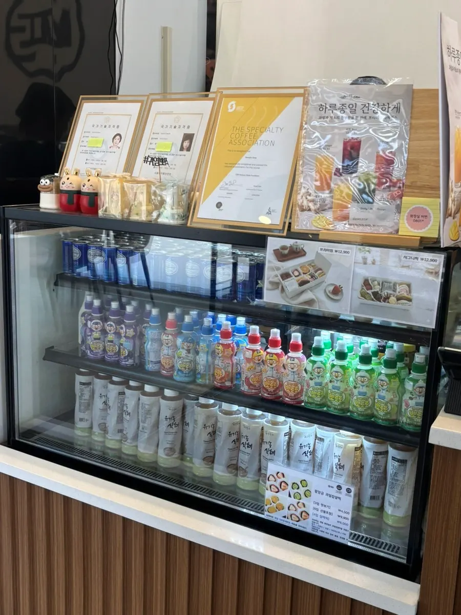 떡마마 율량점 음료와 떡 진열대