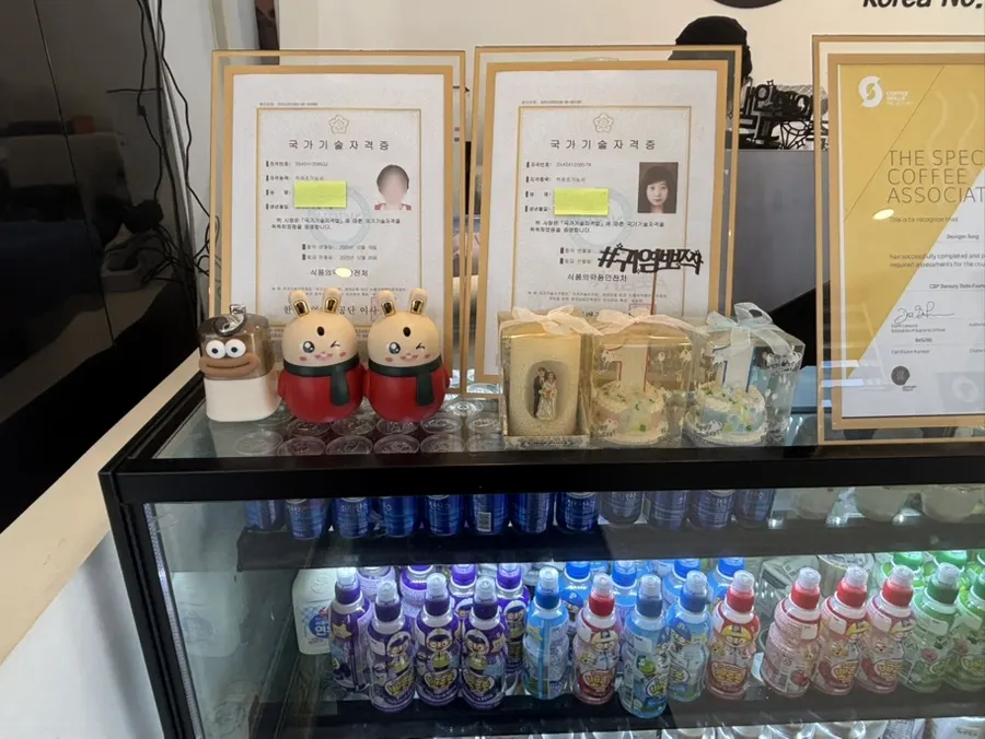 떡 기술자들이 작업하는 떡마마 율량점 주방