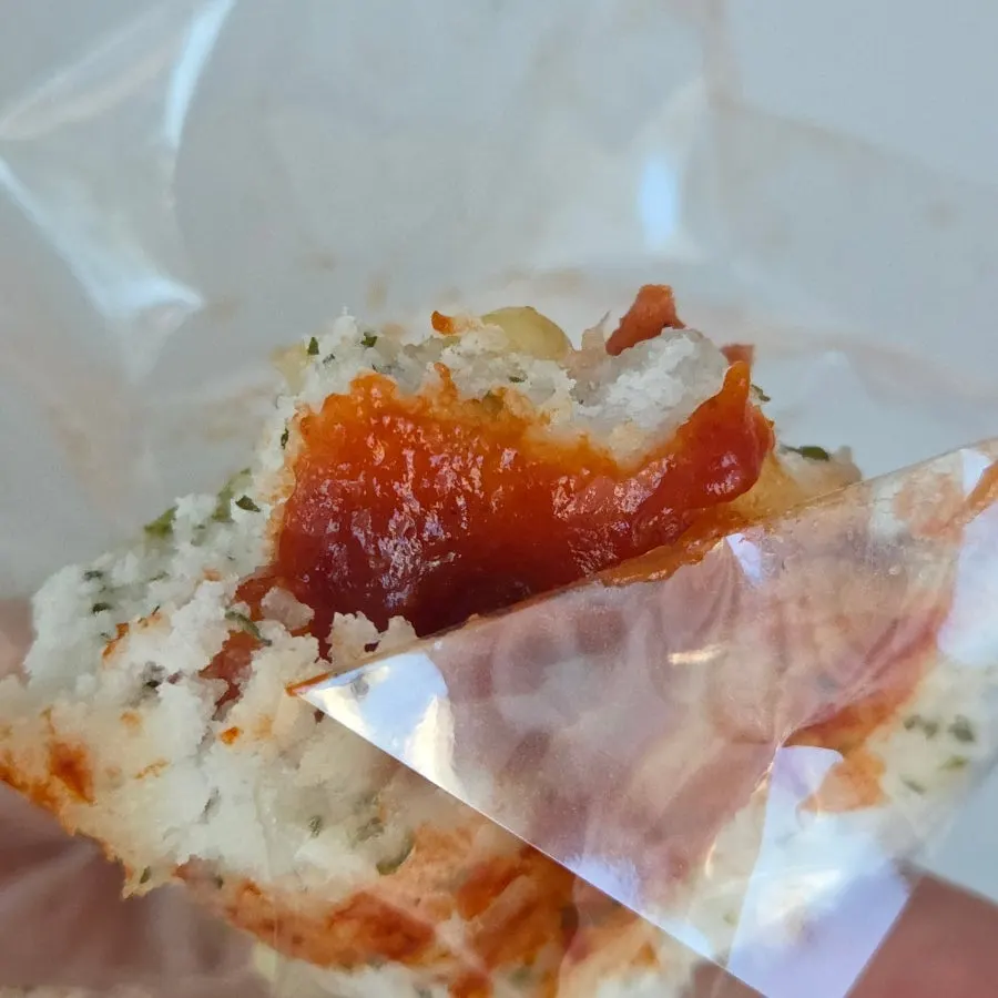 토마토 소스가 올라간 피자 설기 단면
