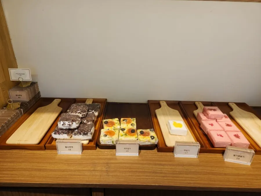 송편과 쑥개떡 등 기본 떡 진열