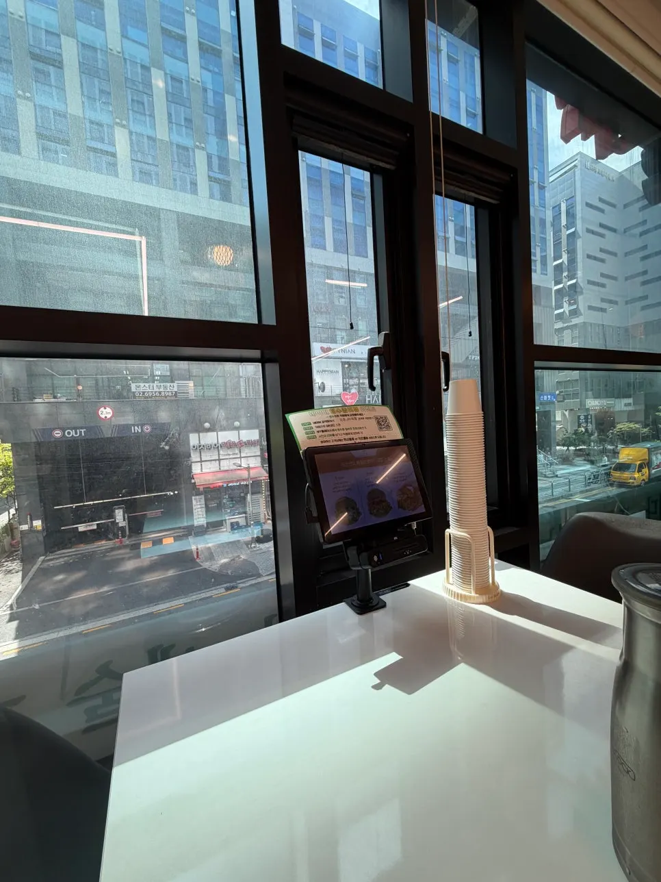 Spacious interior of Tteudon Magok Branch